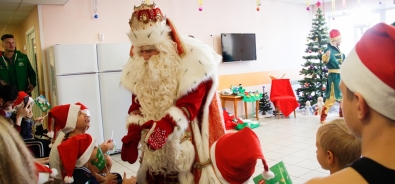  В краевом центре охраны материнства и детства побывал всероссийский Дед Мороз из Великого Устюга