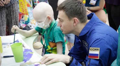 Космонавт Николай Тихонов посетил маленьких пациентов отделение онкологии и гематологии