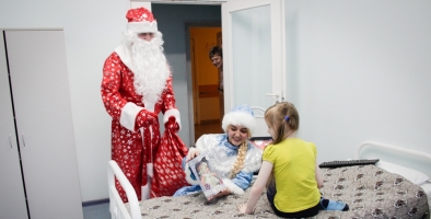 Полицейский Дед Мороз и Снегурочка посетили Красноярский краевой клинический центр охраны материнства и детства