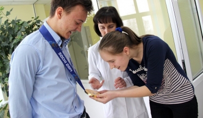 Параолимпийский чемпион  Алексей Бугаев  посетил центр реабилитации Детской краевой больницы