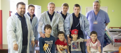 Хоккейная команда "Енисей" посетила детские отделения Центра